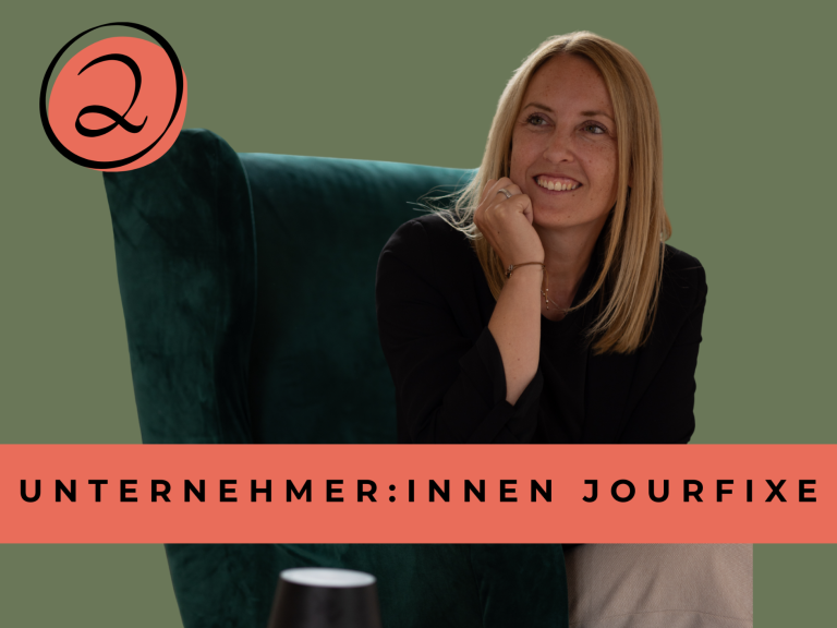Unternehmer: innen Jourfixe Kristina Hennicke sitzt nachdenklich und interessiert an dem Gespräch ihres Gegenübers auf einem Sessel.